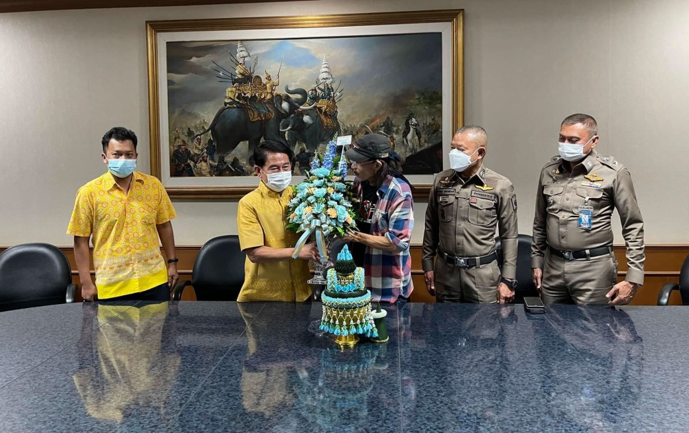 แอ๊ด คาราบาว โพสต์ภาพวันขอขมา ผู้ว่าฯสุพรรณ ขอโอกาสปรับปรุงตัว
