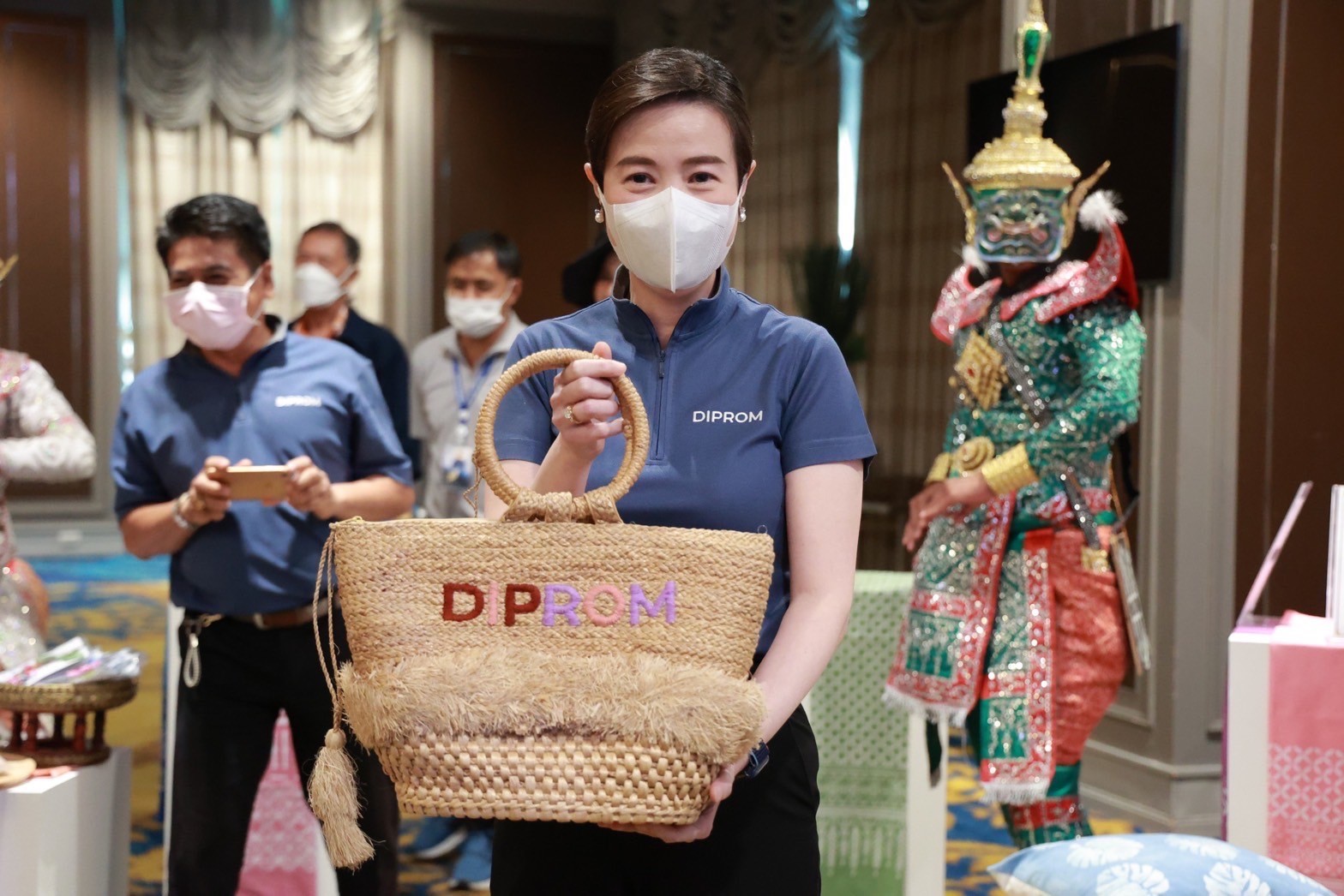 กระทรวงอุตสาหกรรมมอบของขวัญปีใหม่ให้ประชาชน ผ่านโครงการ “ดีพร้อม” สร้างชุมชนเข้มแข็ง กระตุ้นเม็ดเงินหมุนเวียนกว่า 12,000 ล้านบาท