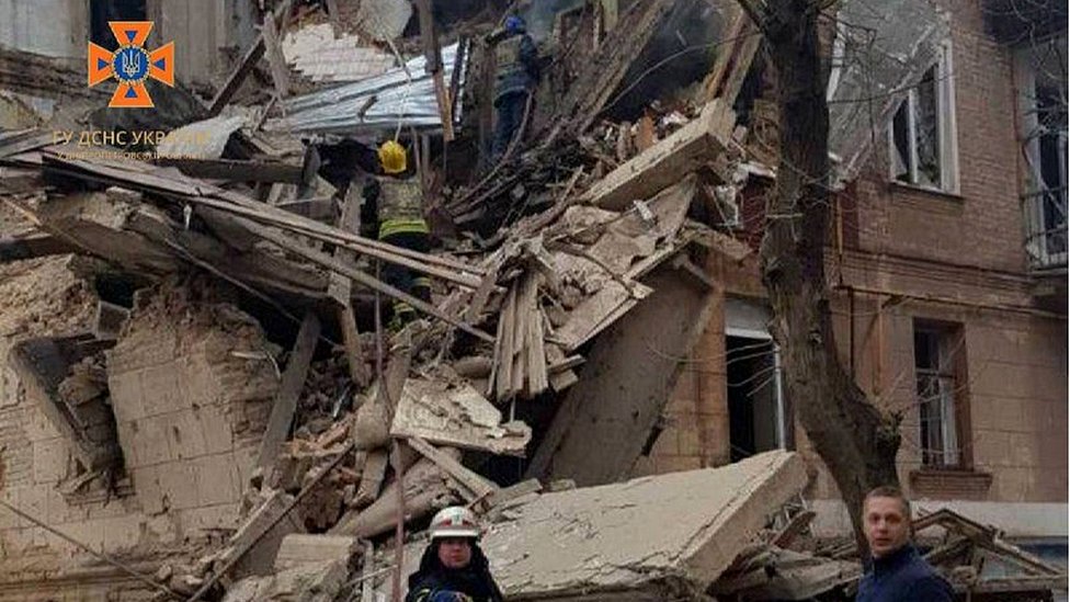 มีผู้ได้รับการยืนยันว่าเสียชีวิตแล้ว 4 คน ในเมืองคริฟวี รีห์ หลังจากอาคารที่พักอาศัยแห่งหนึ่งถูกโจมตี