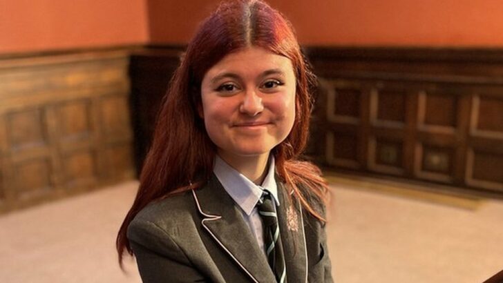 _128110835_nikaplayingtheschoolpianoinengland.jpg