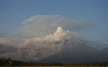 ภูเขาไฟเซเมรูปะทุ อินโดนีเซียสั่งอพยพ ยกระดับเตือนภัยขั้นสูงสุด