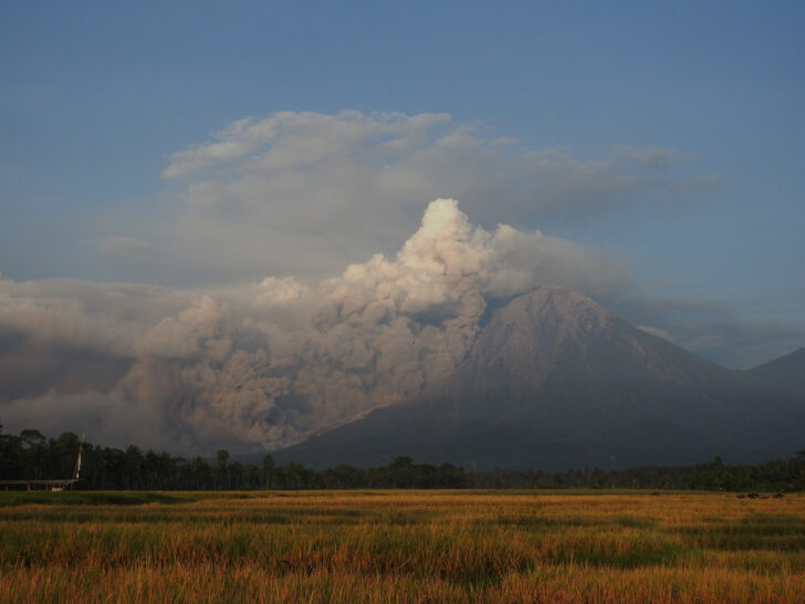 Indonesia's Mount Semeru volcano erupts ภูเขาไฟเซเมรูปะทุ อินโดนีเซียสั่งอพยพ ยกระดับเตือนภัยขั้นสูงสุด