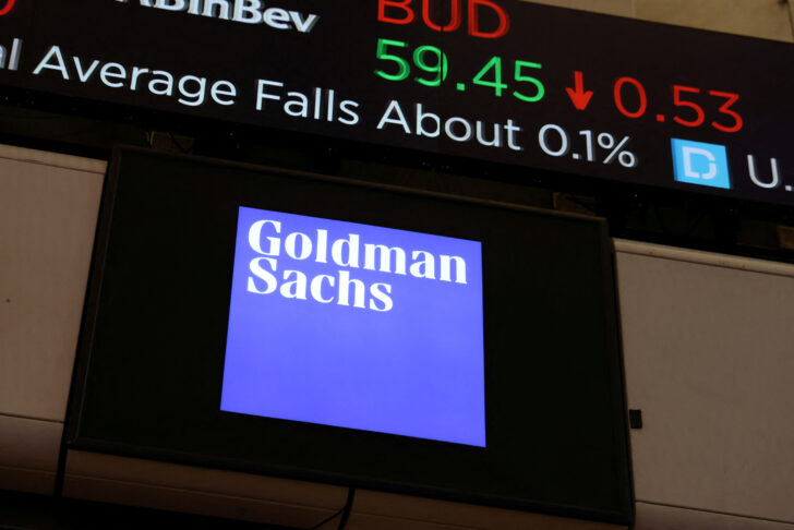 FILE PHOTO: The logo for Goldman Sachs is seen on the trading floor at the New York Stock Exchange (NYSE) in New York City ยักษ์โกลด์แมนแซคส์ เตรียมซื้อกิจการบริษัทคริปโตเคอร์เรนซี