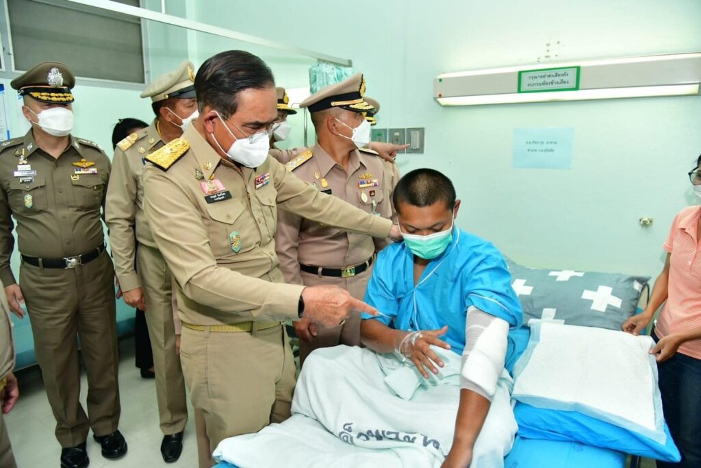 ประยุทธ์ ร่วมพิธีพระราชทานน้ำหลวงอาบศพ-เยี่ยมกำลังพล เรือหลวงสุโขทัย