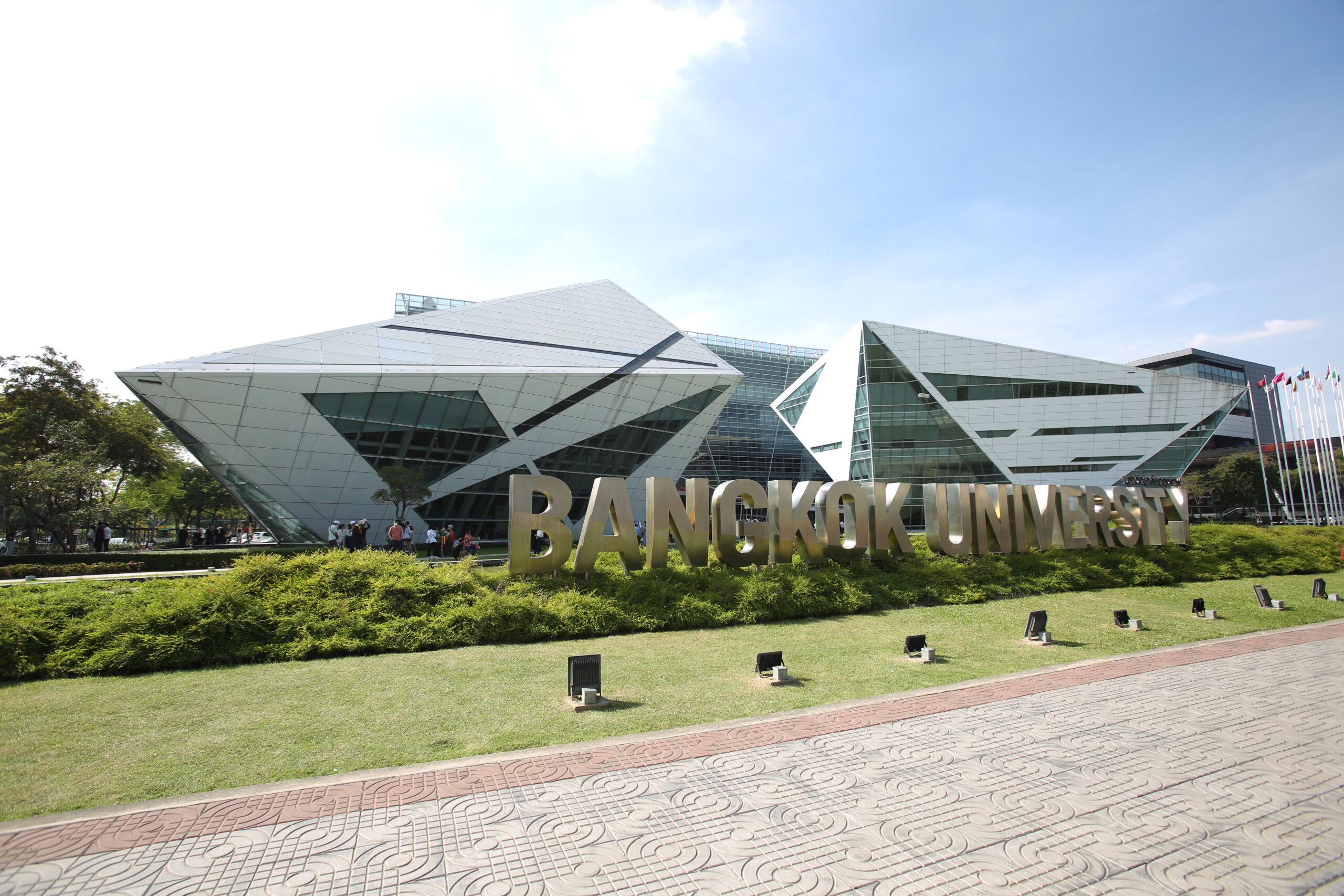 ม.กรุงเทพ มติเอกฉันท์ กรณีราดน้ำร้อน สั่งผู้กระทำผิดพ้นสภาพนักศึกษา