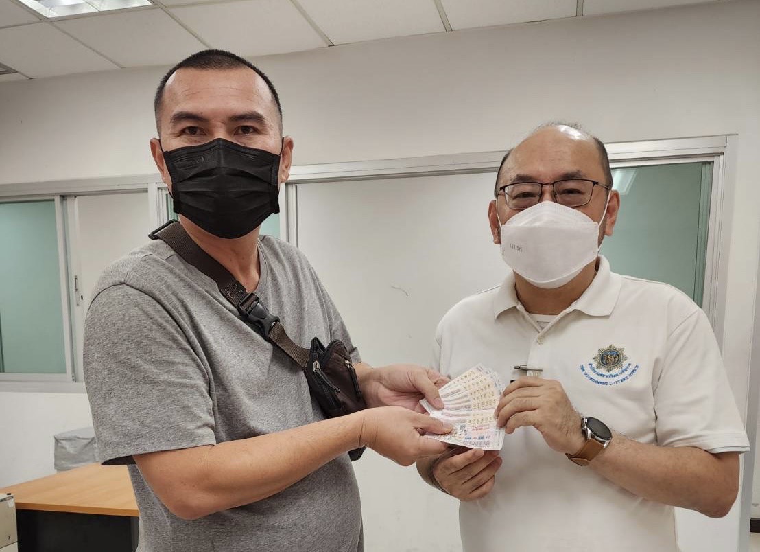 ถูกลอตเตอรี่ 96 ล้านบาท เปิดใจผู้โชคดีขึ้นเงินรางวัลจากสำนักงานสลาก