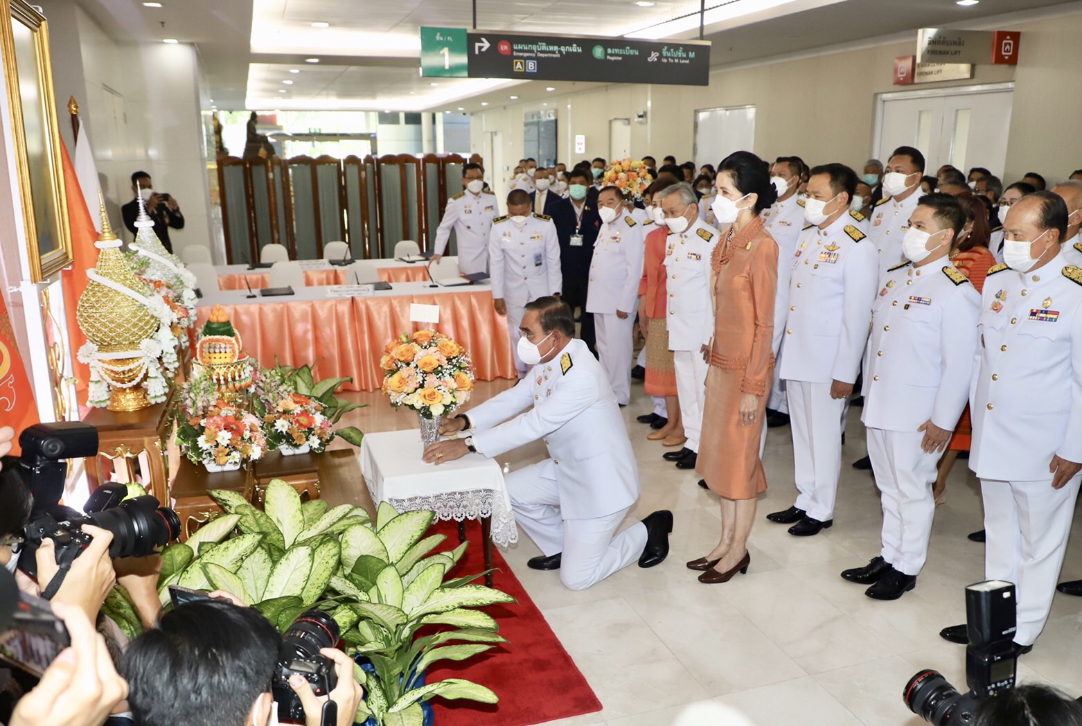 ประยุทธ์-ภริยา นำ ครม.ลงนามถวายพระพรเจ้าฟ้าพัชรกิติยาภาฯ