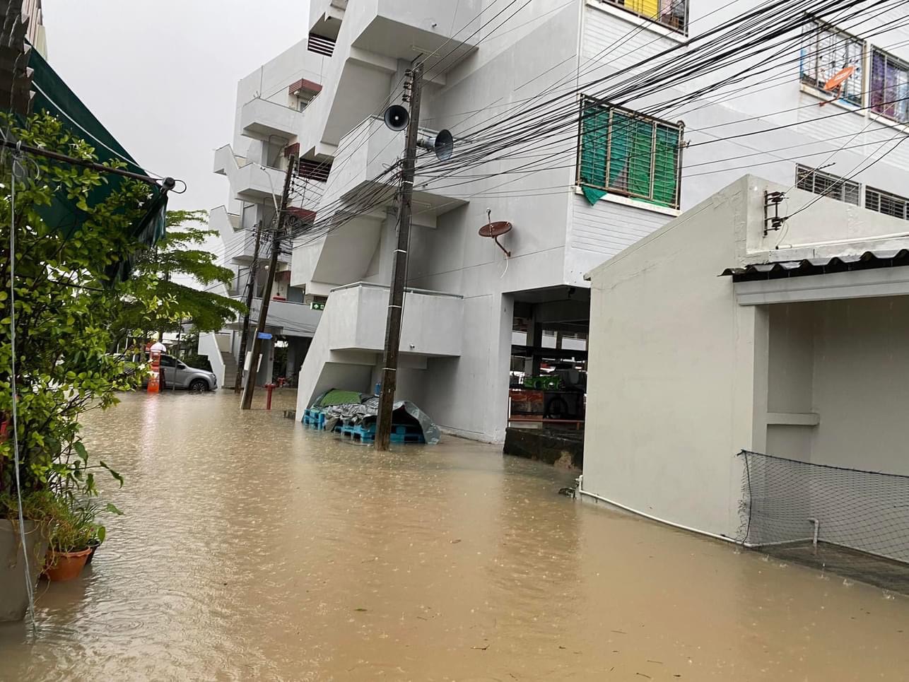 “สงขลา” อ่วม ฝนตกหนัก น้ำไหลทะลักสูง 2 เมตร ท่วมบ้านเสียหาย