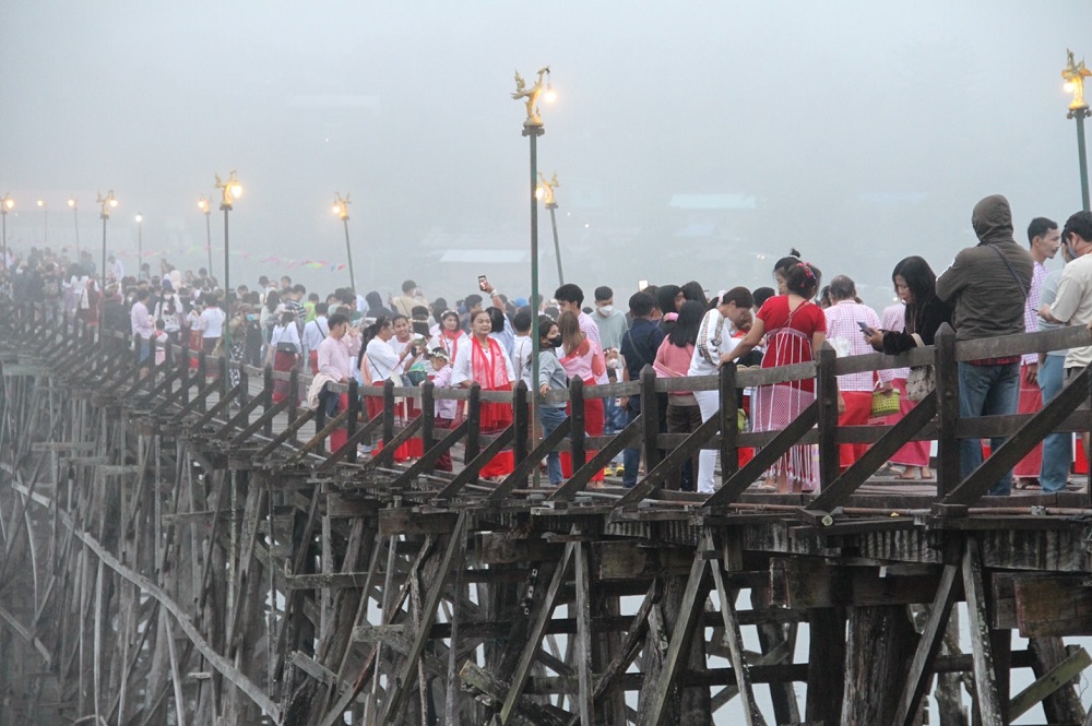สะพานมอญ กาญจนบุรี ฮอต แห่ขึ้น 3-4 พันคน โครงสร้างสั่น เร่งจำกัดคน