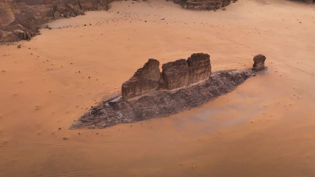 ภาพไวรัล สะดุดตาโขดหิน เหมือนปลายักษ์โผล่กลางทะเลทราย