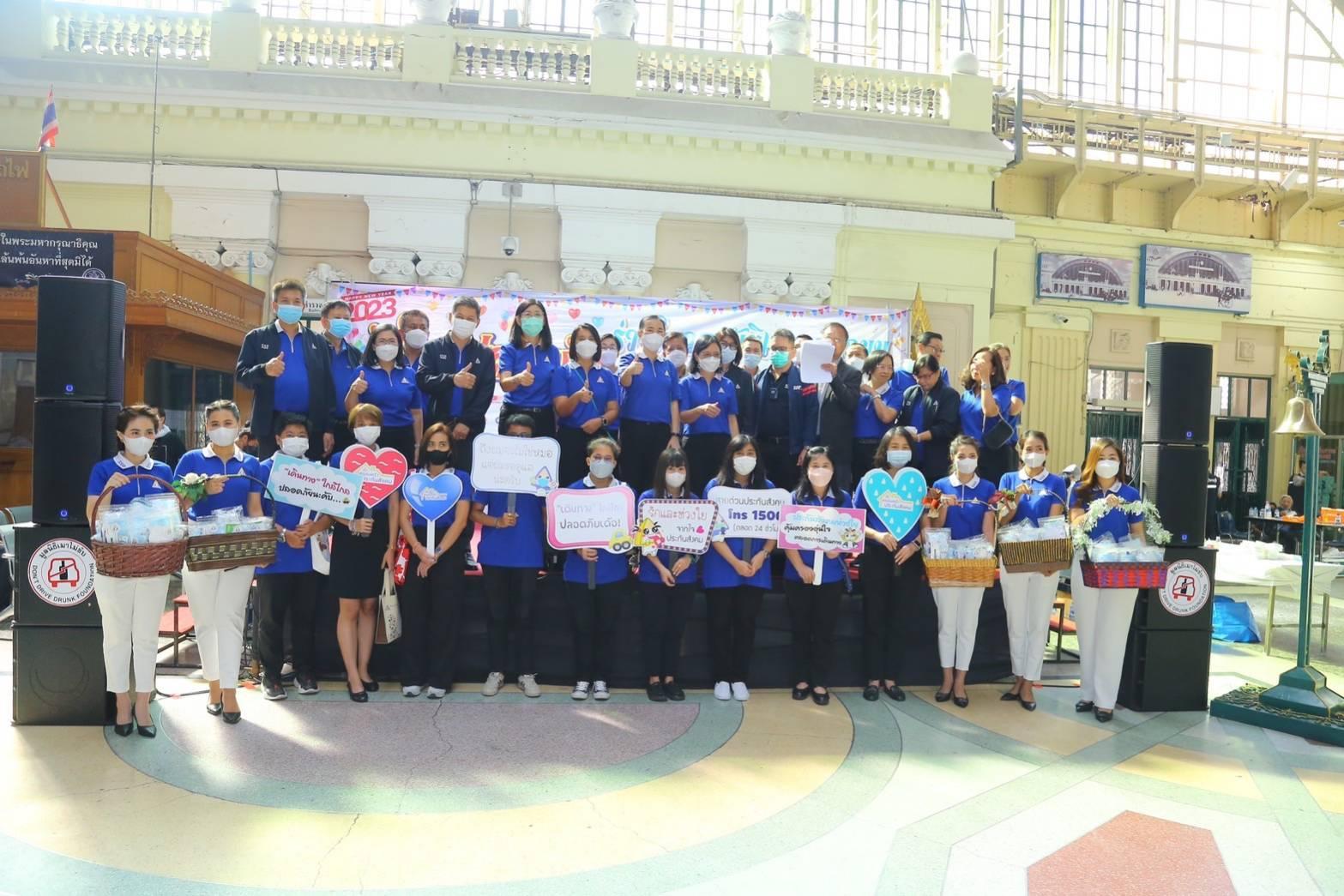 ประกันสังคม จัดกิจกรรมส่งแรงงานกลับบ้านช่วงวันหยุดเทศกาลปีใหม่ 2566 ห่วงใยผู้ประกันตน หากเจ็บป่วยฉุกเฉินเข้ารักษาใน รพ.ที่ใกล้ที่สุดได้ทุกแห่งไม่เสียค่าใช้จ่าย