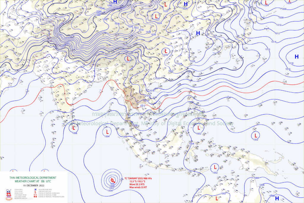 อธิบายภาพ : บริเวณความกดอากาศสูงหรือมวลอากาศเย็นกำลังค่อนข้างแรงจากประเทศจีนปกคลุมประเทศไทยตอนบน ประกอบกับมีหย่อมความกดอากาศต่ำปกคลุมบริเวณด้านตะวันตกของหัวเกาะสุมาตรา