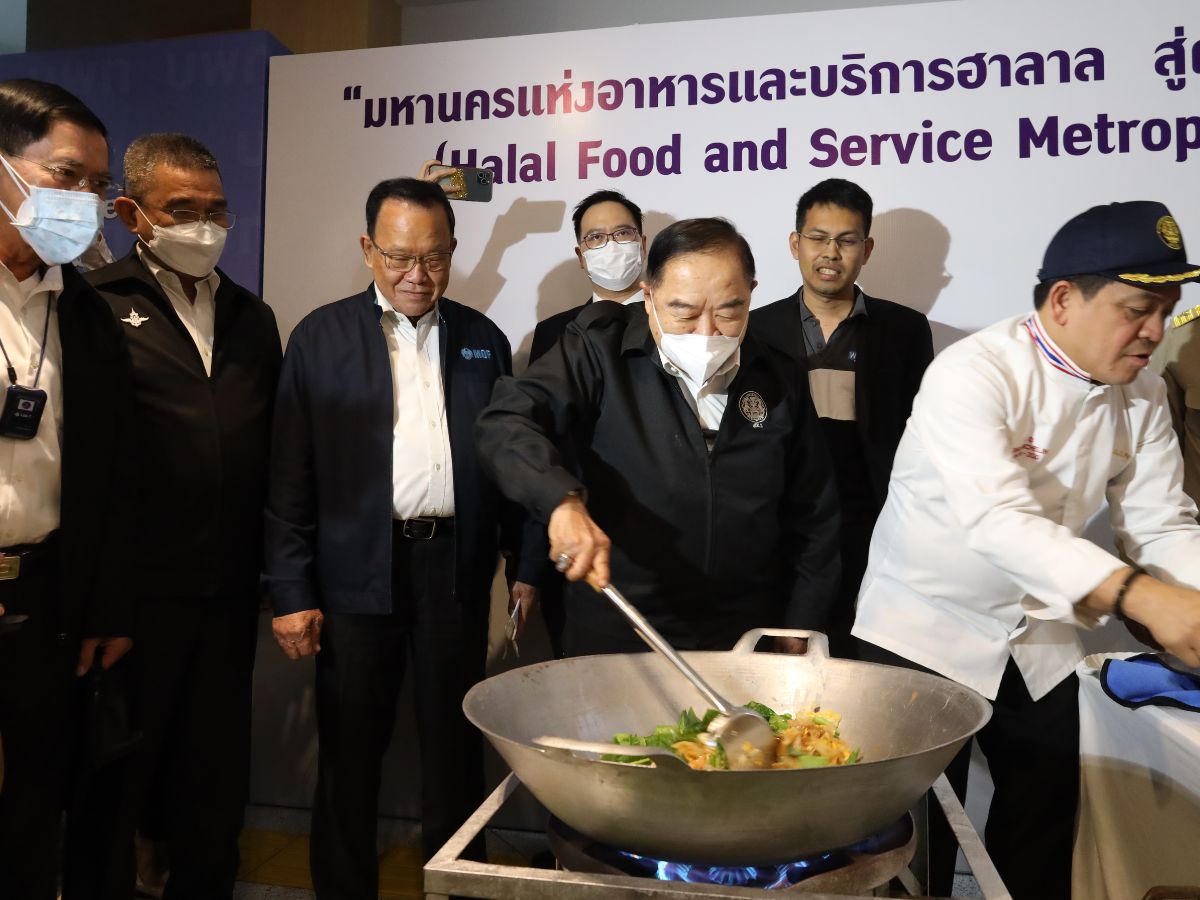 ประวิตร ลงใต้ ตรวจราชการปัตตานี-ภูเก็ต เยี่ยมผู้ประสบภัยน้ำท่วม