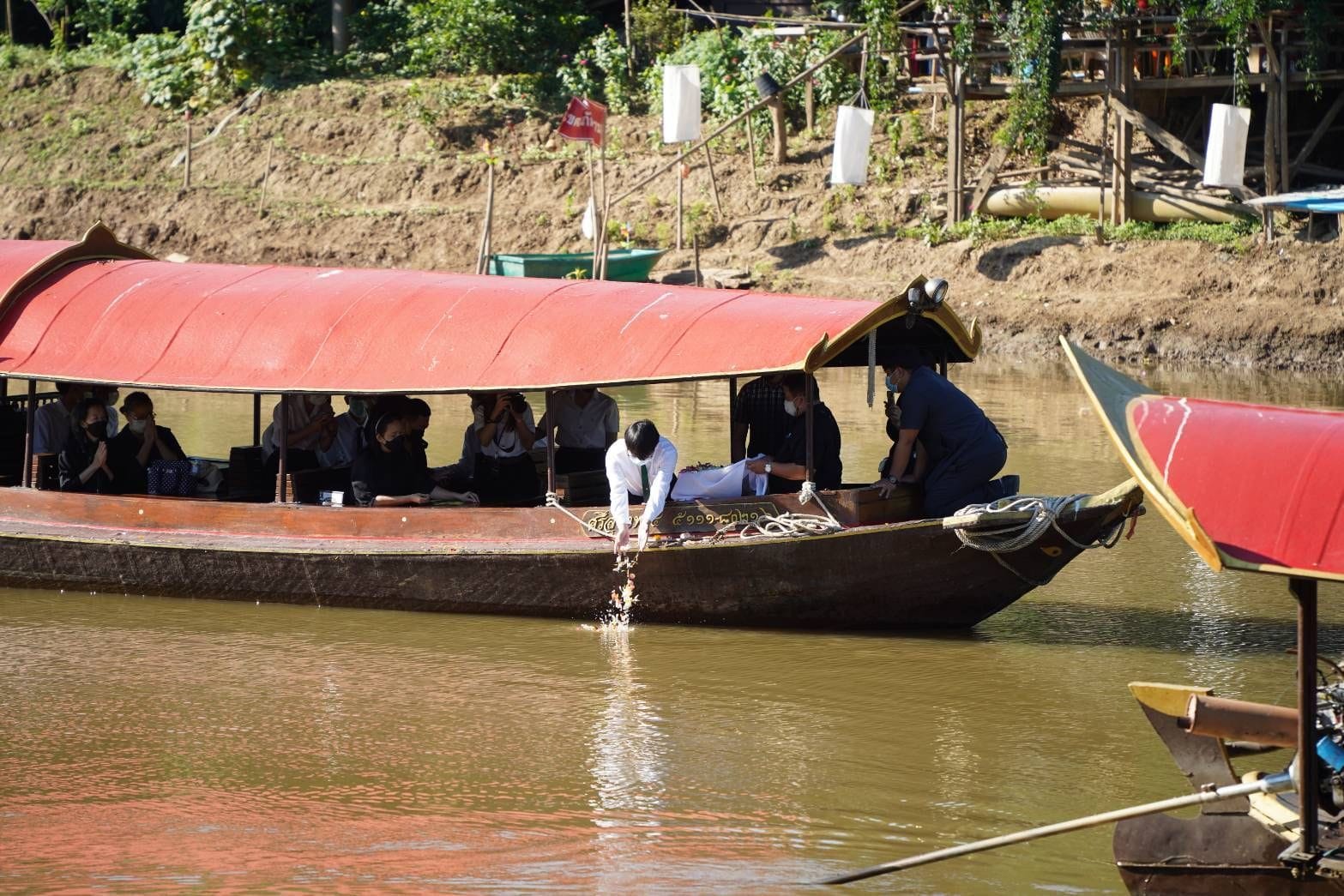 ภาพทำบุญอาจารย์ใหญ่ มช.