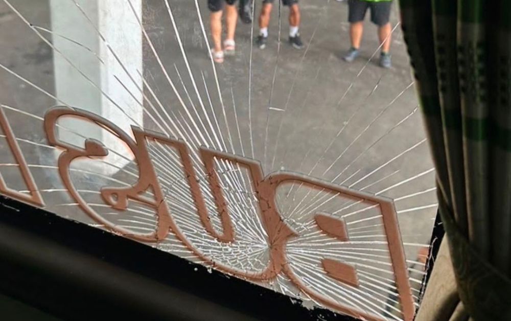 แฟนบอลอินโดนีเซียเดือด ชูนิ้วกลาง-ทุบรถบัส นักฟุตบอลไทย