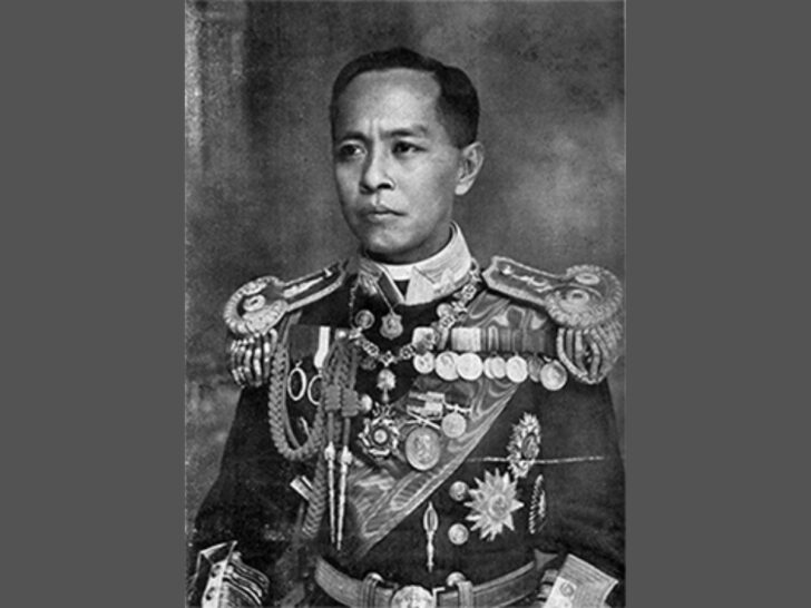 นายพลเรือเอก พระเจ้าบรมวงศ์เธอ กรมหลวงชุมพรเขตอุดมศักดิ์ ทรงเครื่องเต็มยศเมื่อครั้งทรงดำรงพระอิสรริยยศเป็น นายพลเรือโท พระเจ้าพี่ยาเธอ กรมหลวงชุมพรเขตอุดมศักดิ์ กรมหลวงชุมพรเขตรอุดมศักดิ์ 142 ปี เสด็จเตี่ย พระบิดาแห่งกองทัพเรือ