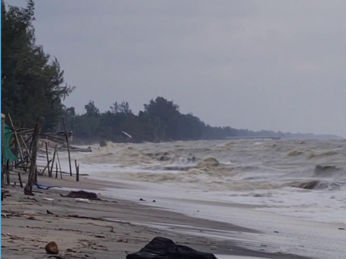 มรสุมนครศรีฯ คลื่นแรงถล่ม ขึ้นธงแดงเตือนอันตรายชายหาด อ.ขนอม