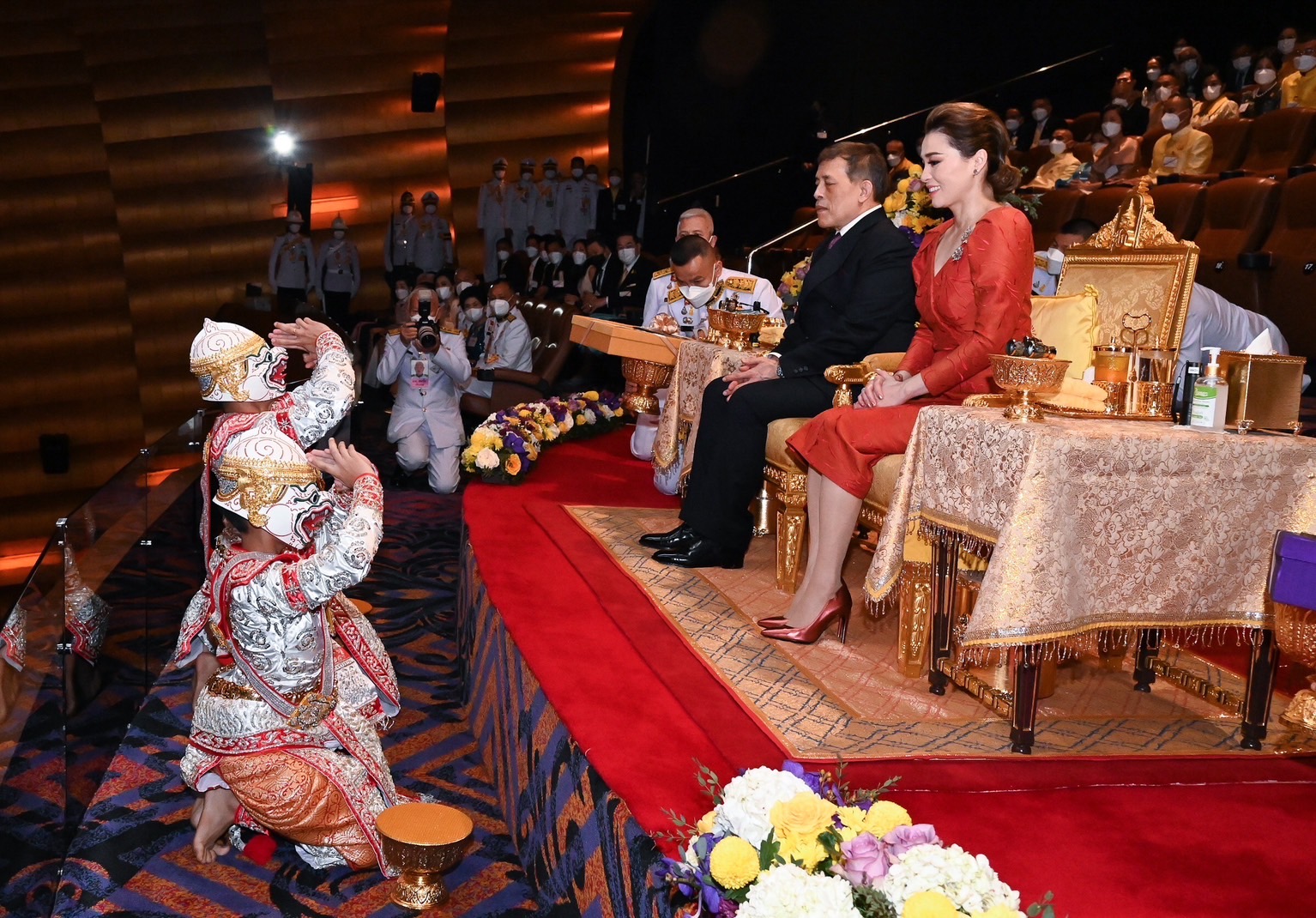ในหลวง พระราชินี เสด็จฯ ทอดพระเนตรโขนภาพยนตร์ ณ สยามพารากอน
