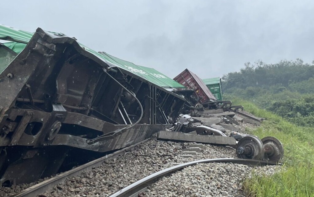 รถไฟคว่ำเกือบทั้งขบวน ตู้สินค้า-รางเสียหายหนัก เร่งหาสาเหตุ