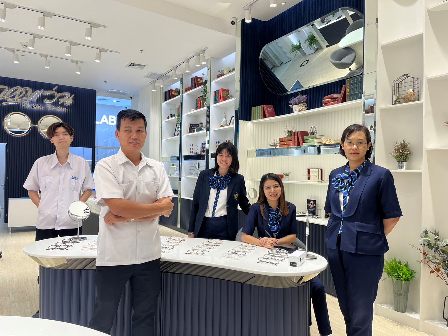 “หอแว่น” ร้านแว่นชั้นนำของไทย รีโนเวทสาขาสยามพารากอน ดันเป็นศูนย์ Lens Expert เชี่ยวชาญด้านเลนส์ พร้อมมอบประสบการณ์สุด Exclusive ล้ำหน้าทั้งดีไซน์และเทคโนโลยี