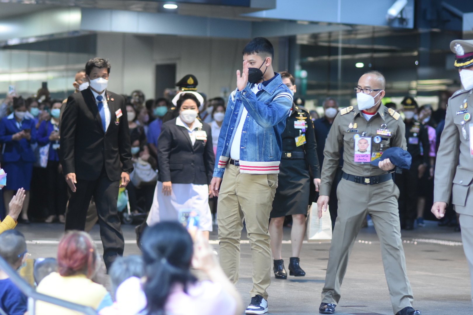 ประมวลภาพ เจ้าฟ้าทีปังกรรัศมีโชติฯ ทรงโบกพระหัตถ์ ทักทายพสกนิกร ณ รพ.จุฬาฯ