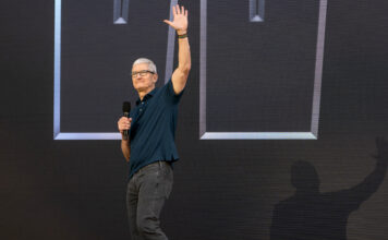 "ทิม คุก" ซีอีโอ Apple ยอมลดค่าตอบแทนตัวเอง 40% ในปี 2566