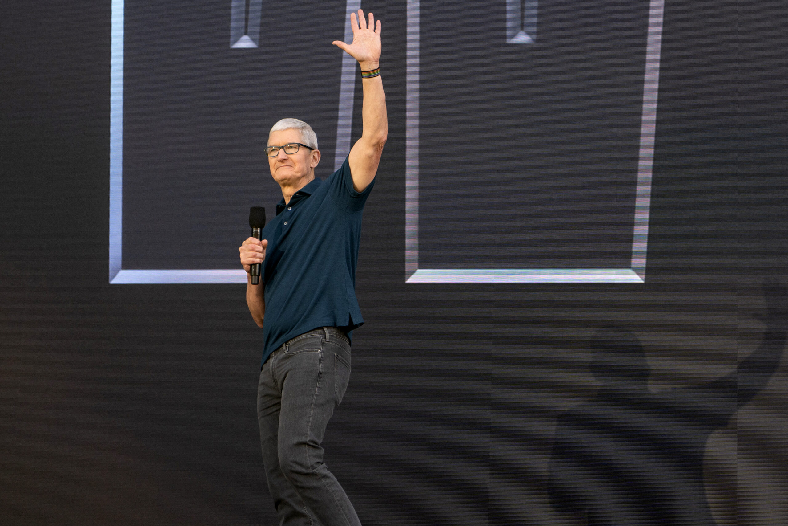 “ทิม คุก” ซีอีโอ Apple ยอมลดค่าตอบแทน 40% ในปี 2566
