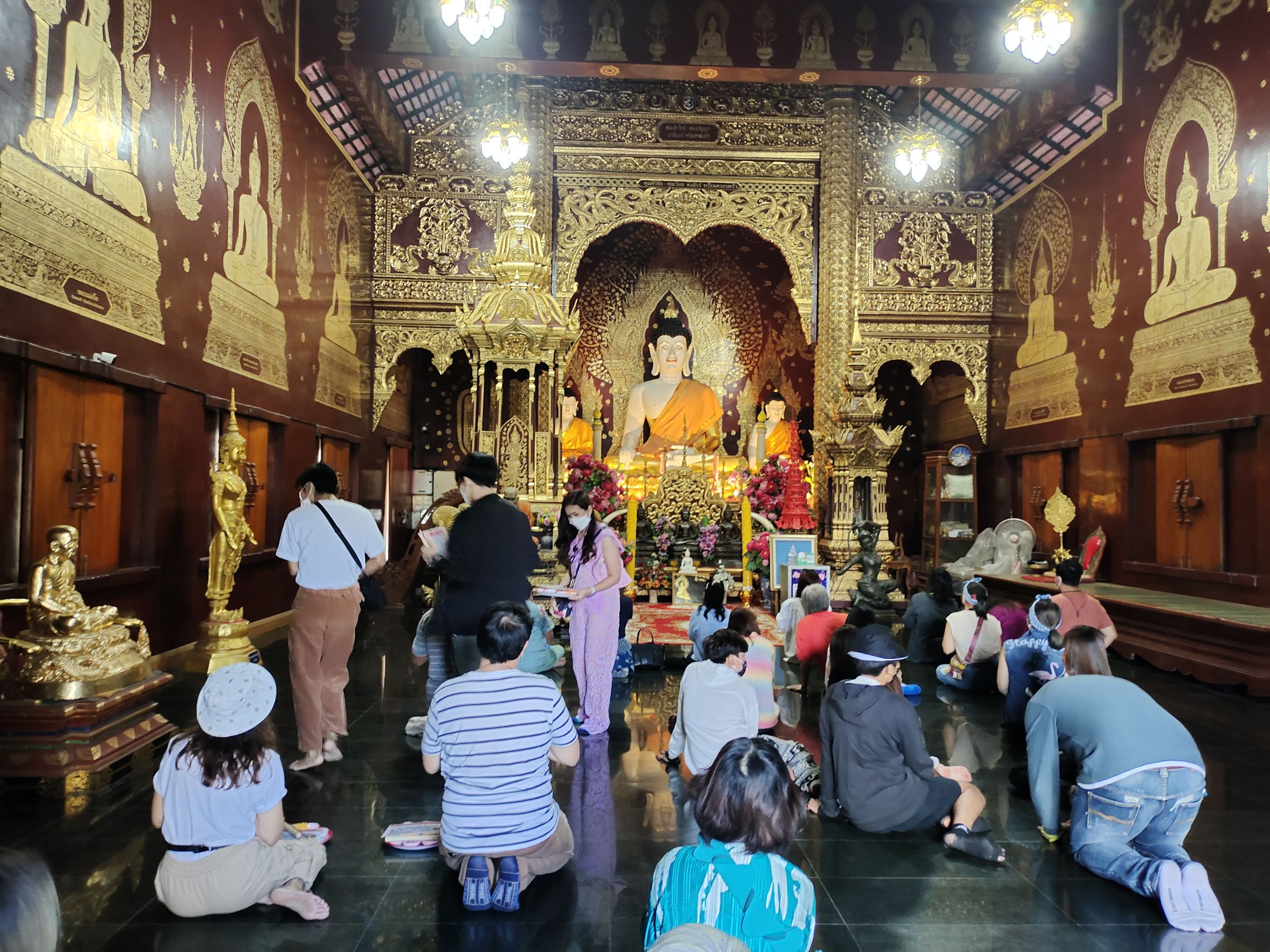วัดดังเชียงใหม่คึกคัก คนแห่ทำบุญรับปีกระต่าย