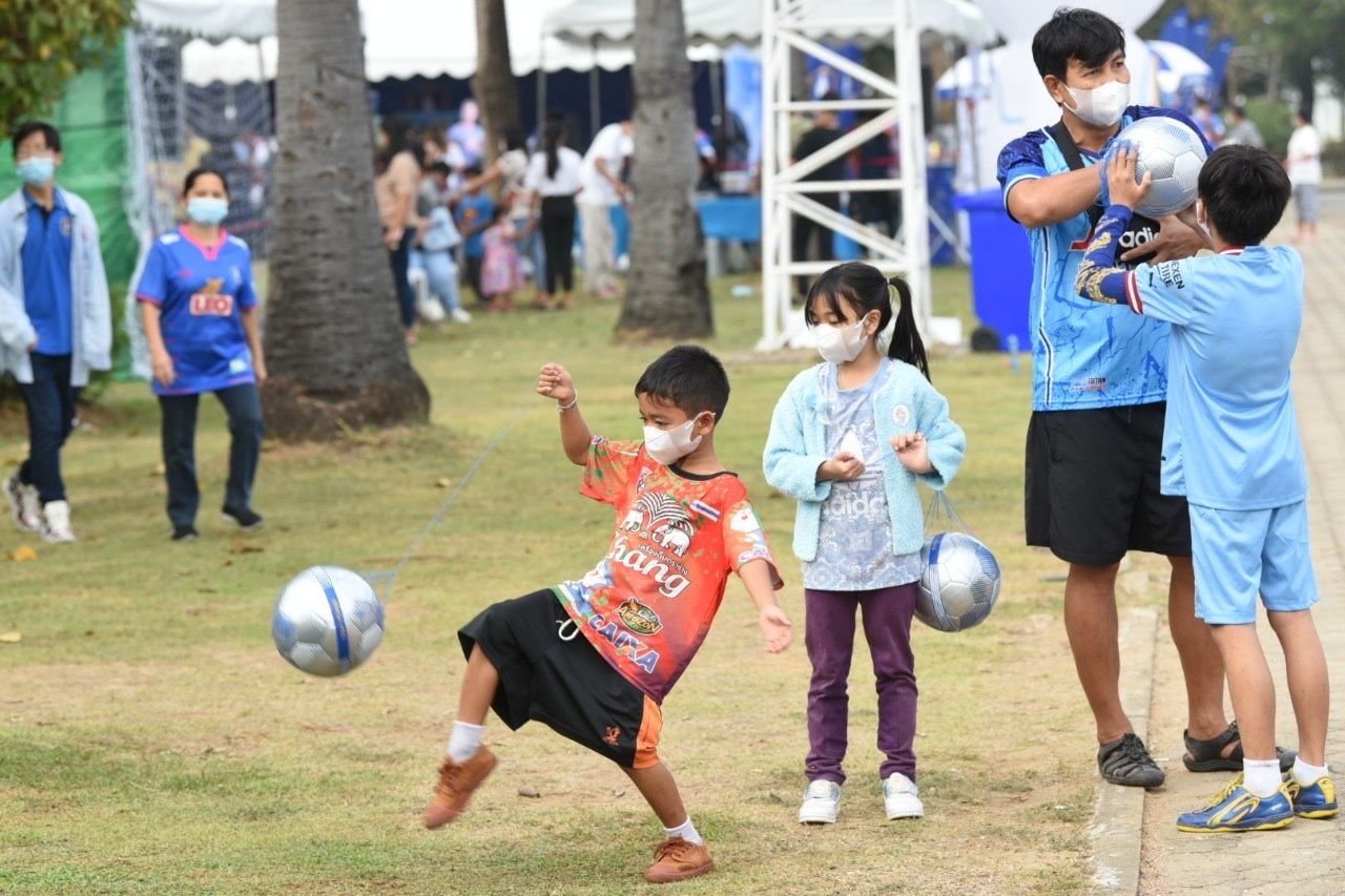 ประมวลภาพ คิง เพาเวอร์ แจกลูกฟุตบอลกว่าแสนลูก วันเด็กแห่งชาติ 2566