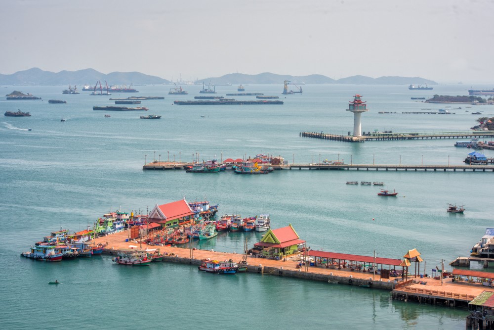 ภาพ ณ จุดชมวิวเกาะสีชัง มองเห็นประภาคาร ณ จุดชมวิวแห่งนี้ ขึ้นมาชมได้ทั้งช่วงกลางวันและกลางคืน โดยให้ความสวยงามที่แตกต่างกัน