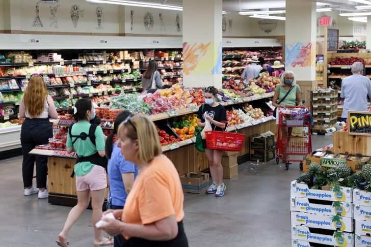 FILE PHOTO: People shop in a supermarket as inflation affected consumer prices in Manhattan, New York City ภาวะเงินเฟ้อสหรัฐฯ