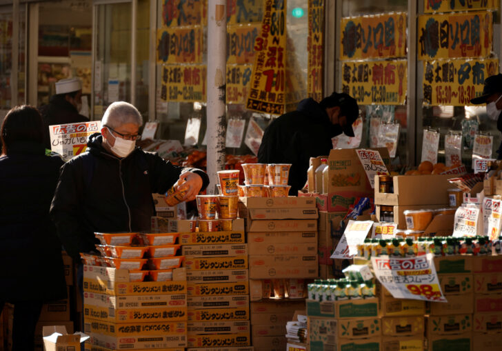 Shoppers check foods at a supermarket in Tokyo ภาวะเงินเฟ้อญี่ปุ่น