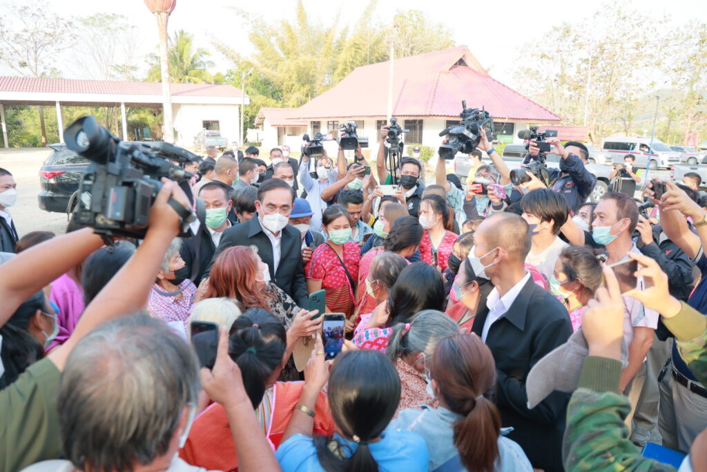ประยุทธ์ ลงพื้นที่ ด่านช้างแก้ปัญหาที่ดินทำกินให้ชาวบ้าน