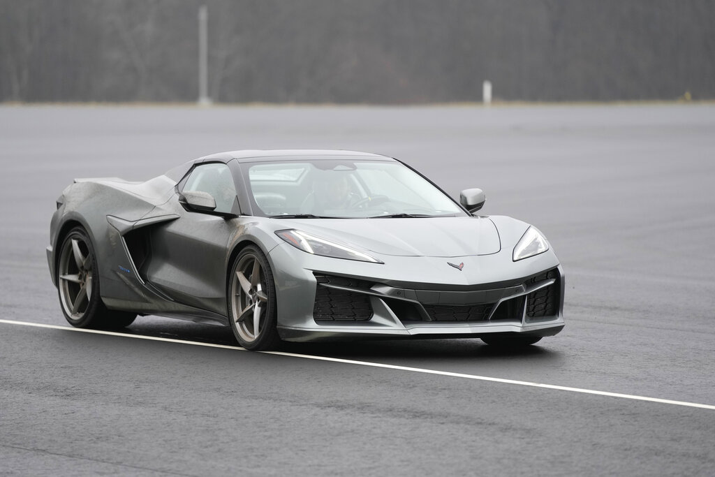 รถสปอร์ตไฮบริด เชฟโรเลต Corvette E Ray อวดโฉมรุ่นใหม่ ซิ่งเร็วสุด