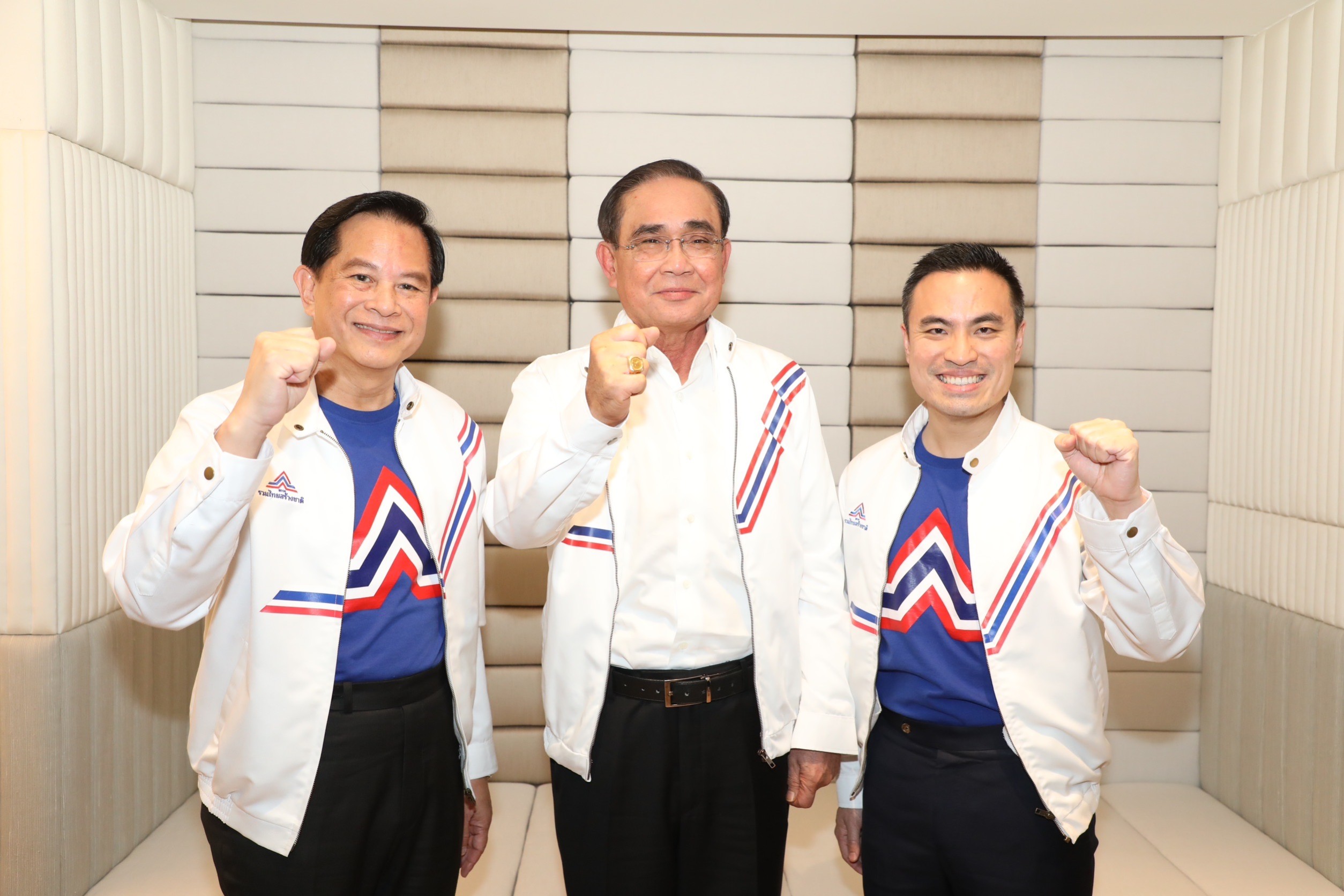 ประยุทธ์ สมัครสมาชิกพรรครวมไทยสร้างชาติตลอดชีพ ส.ส.แห่ให้กำลังใจพรึ่บ