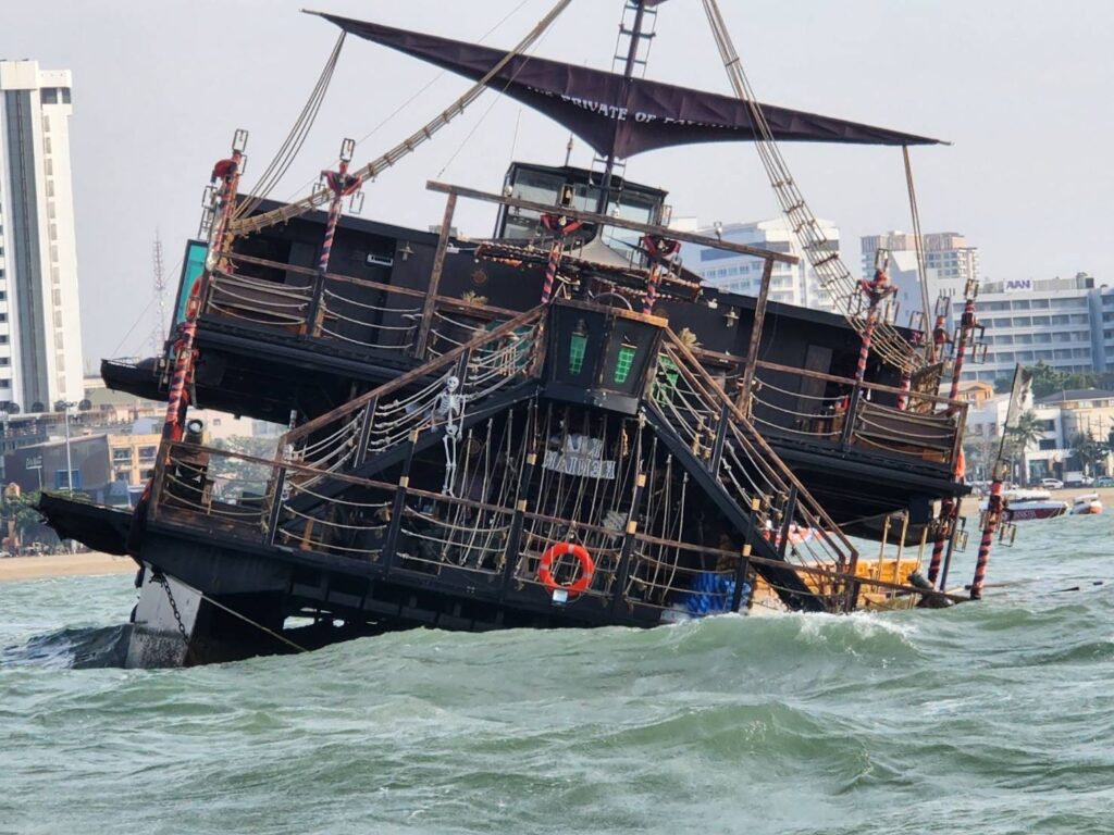 คาเฟ่เรือล่มกลางทะเลอ่าวไทย