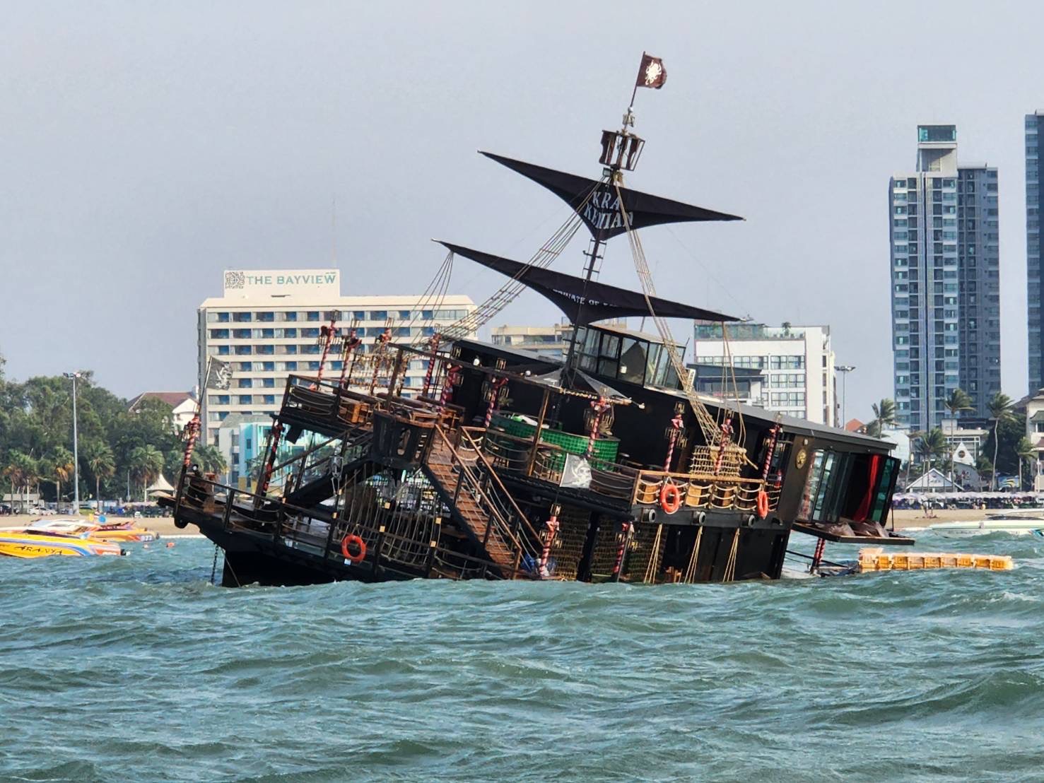 คาเฟ่เรือโจรสลัด ล่มทะเลพัทยา เจ้าท่าสั่งเคลื่อนย้าย เรียกเจ้าของให้ข้อมูล