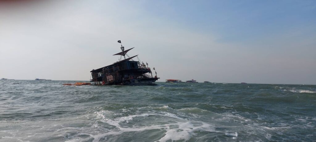 คาเฟ่เรือล่มกลางทะเลอ่าวไทย