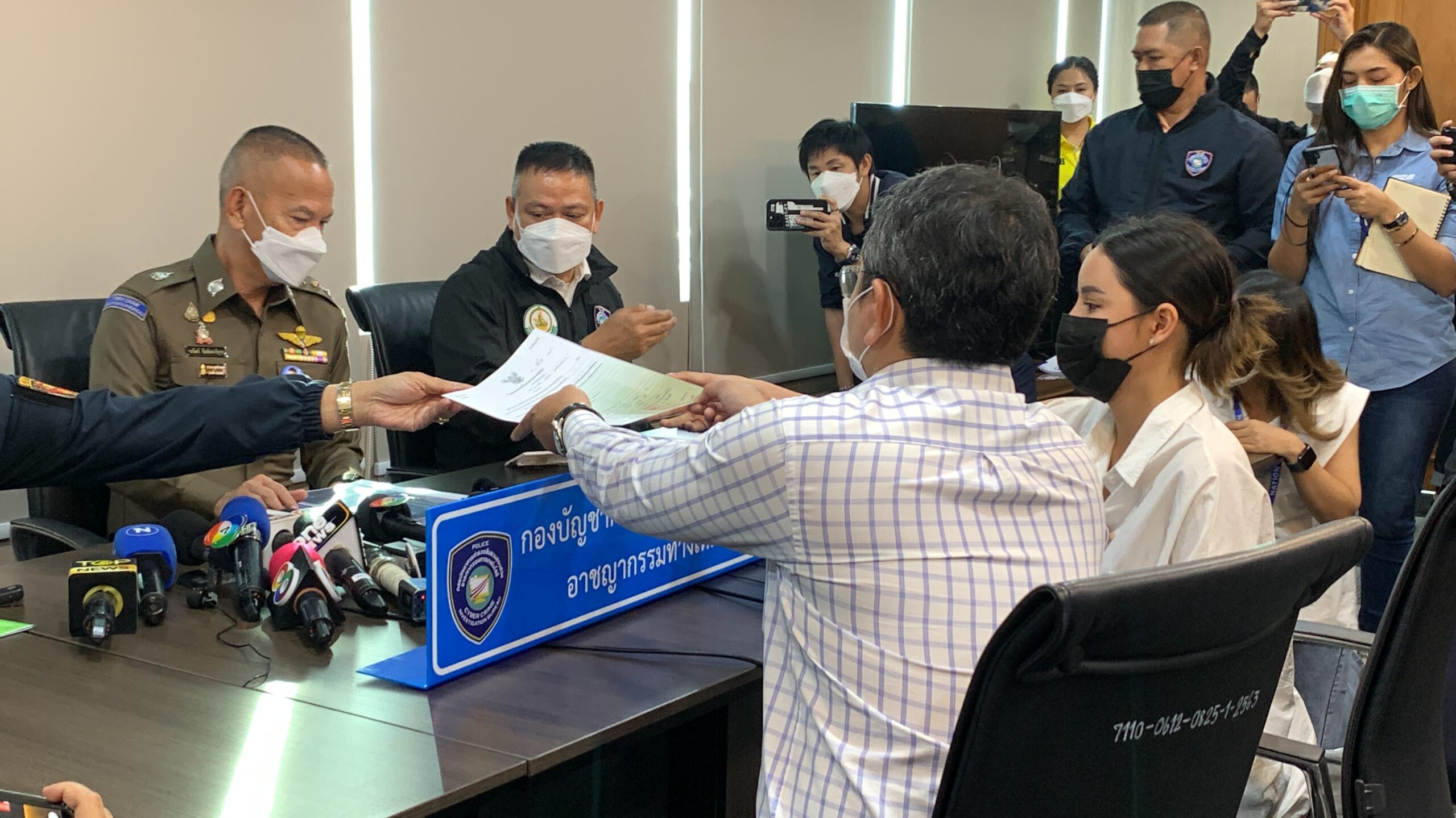 ตำรวจไซเบอร์สอบเข้ม 8 ชม. เม พรีมายา ยื่น 1 แสนประกันตัว