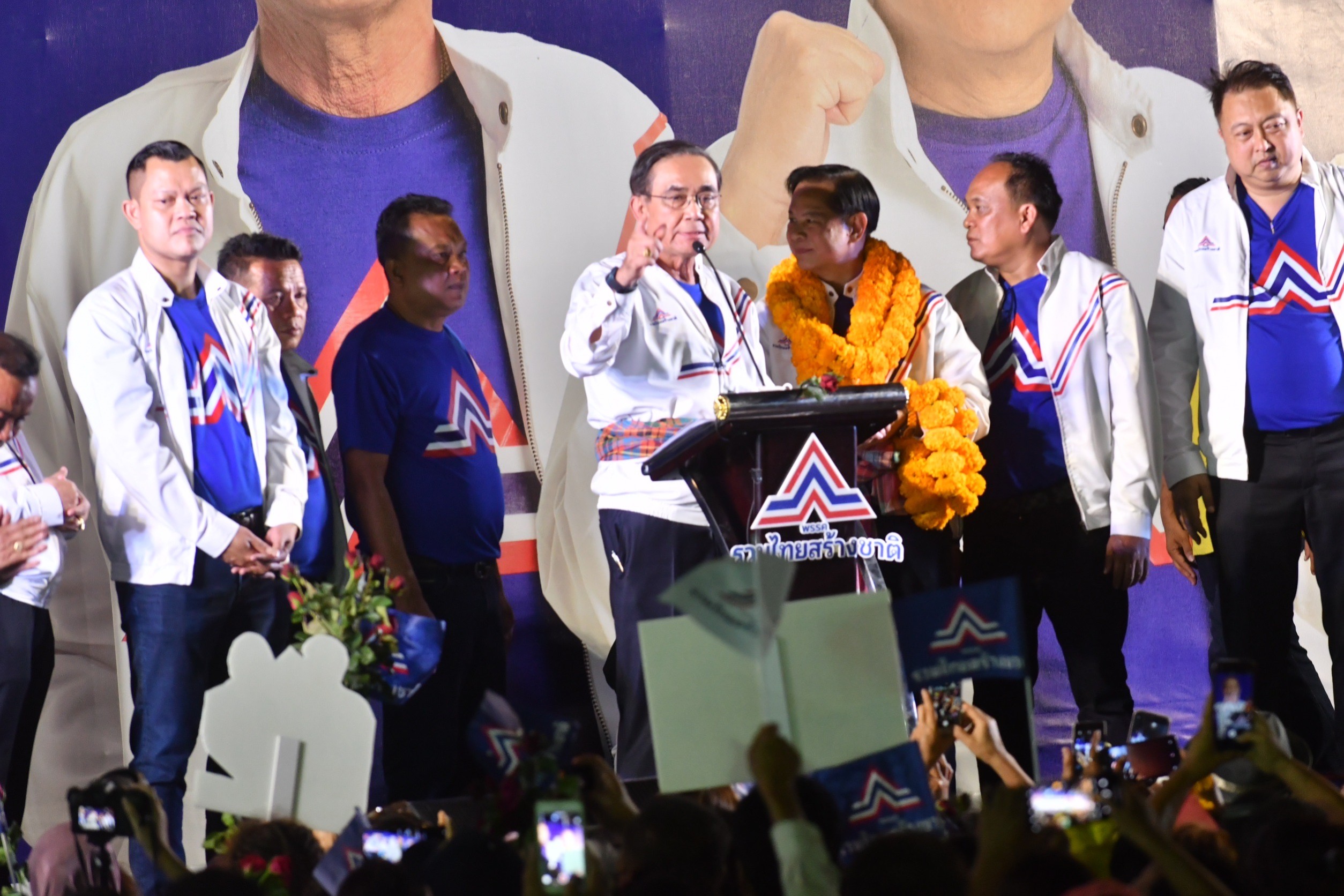 ประยุทธ์ ปราศรัย จ.ชุมพร ขอเป็นนายกฯ ต่อ 2 ปี ประเทศต้องไม่ล้มละลาย