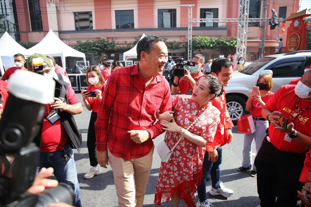 เศรษฐา แพทองธาร แคนดิเดตนายกฯเพื่อไทยจับมือลุยหาเสียงเยาวราช