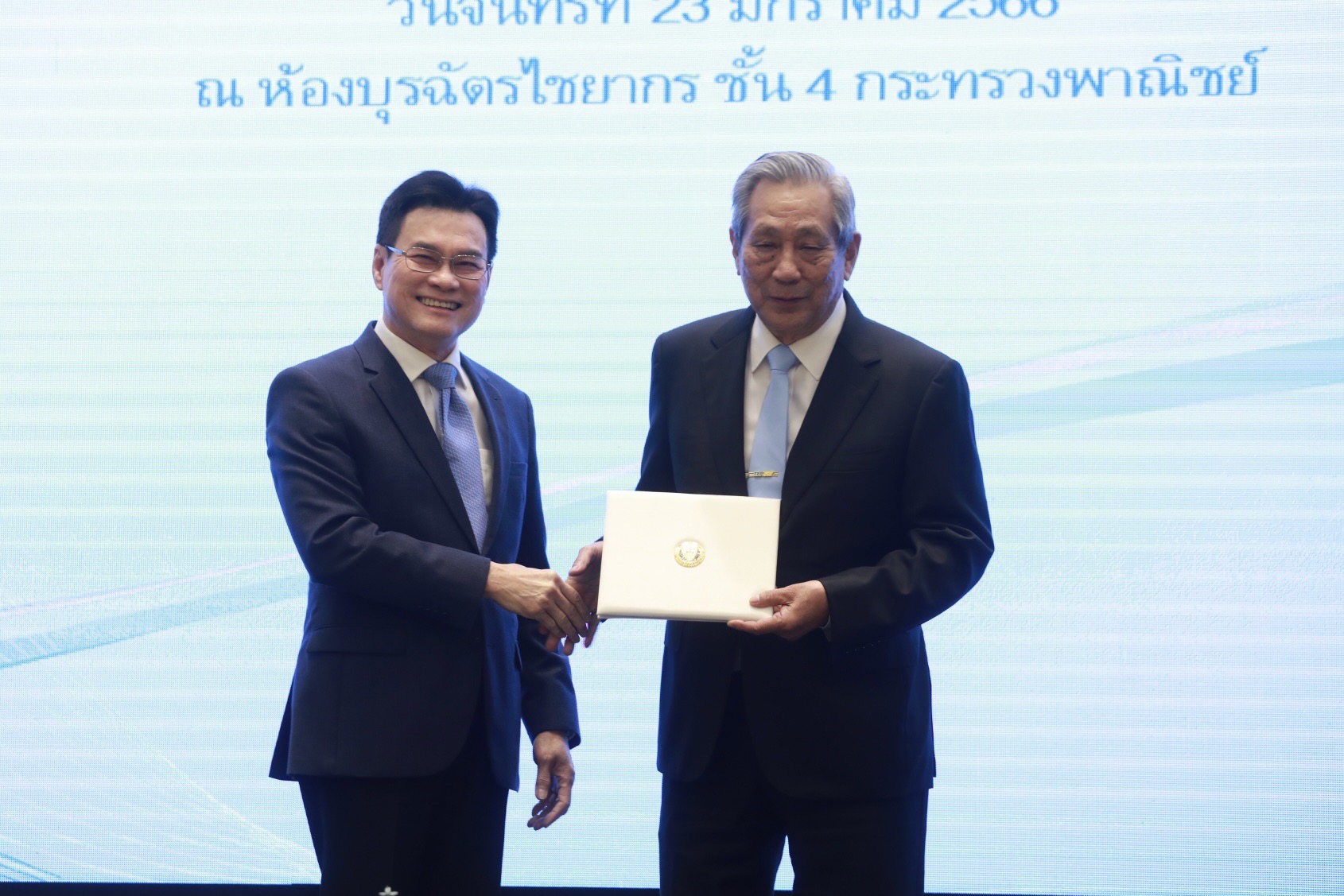 นายจุรินทร์ ลักษณวิศิษฏ์