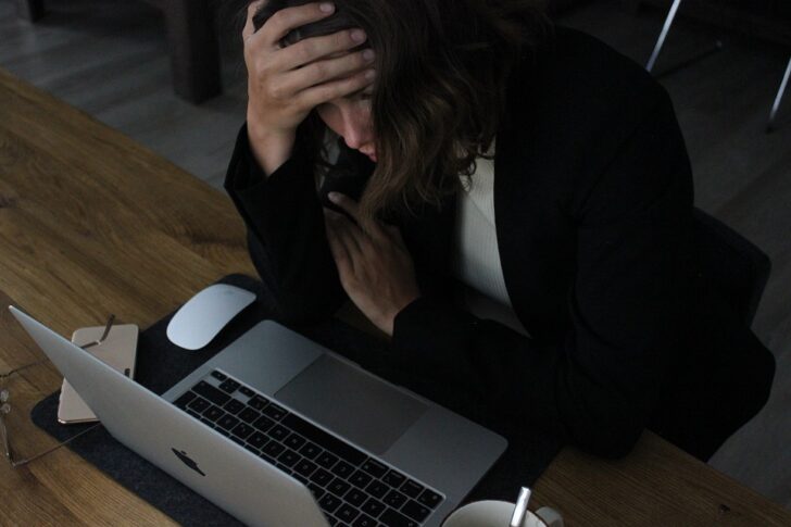elisa-ventur-unsplash คนทำงานเครียด