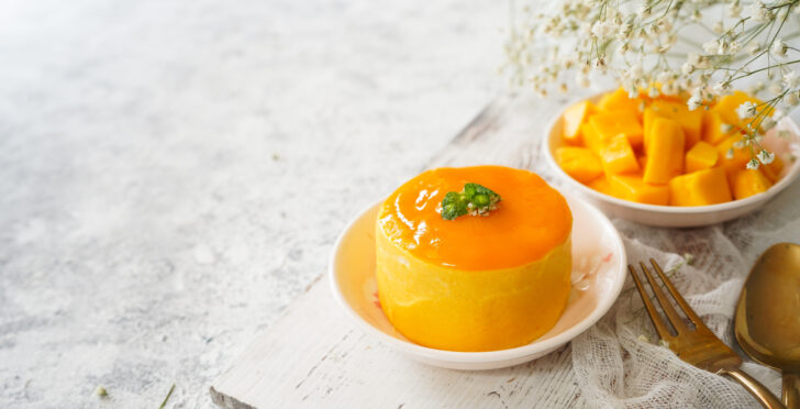 Mango,Mousse,With,Sliced,Ripe,Mangoes,On,Side,,Selective,Focus วุ้นผลไม้