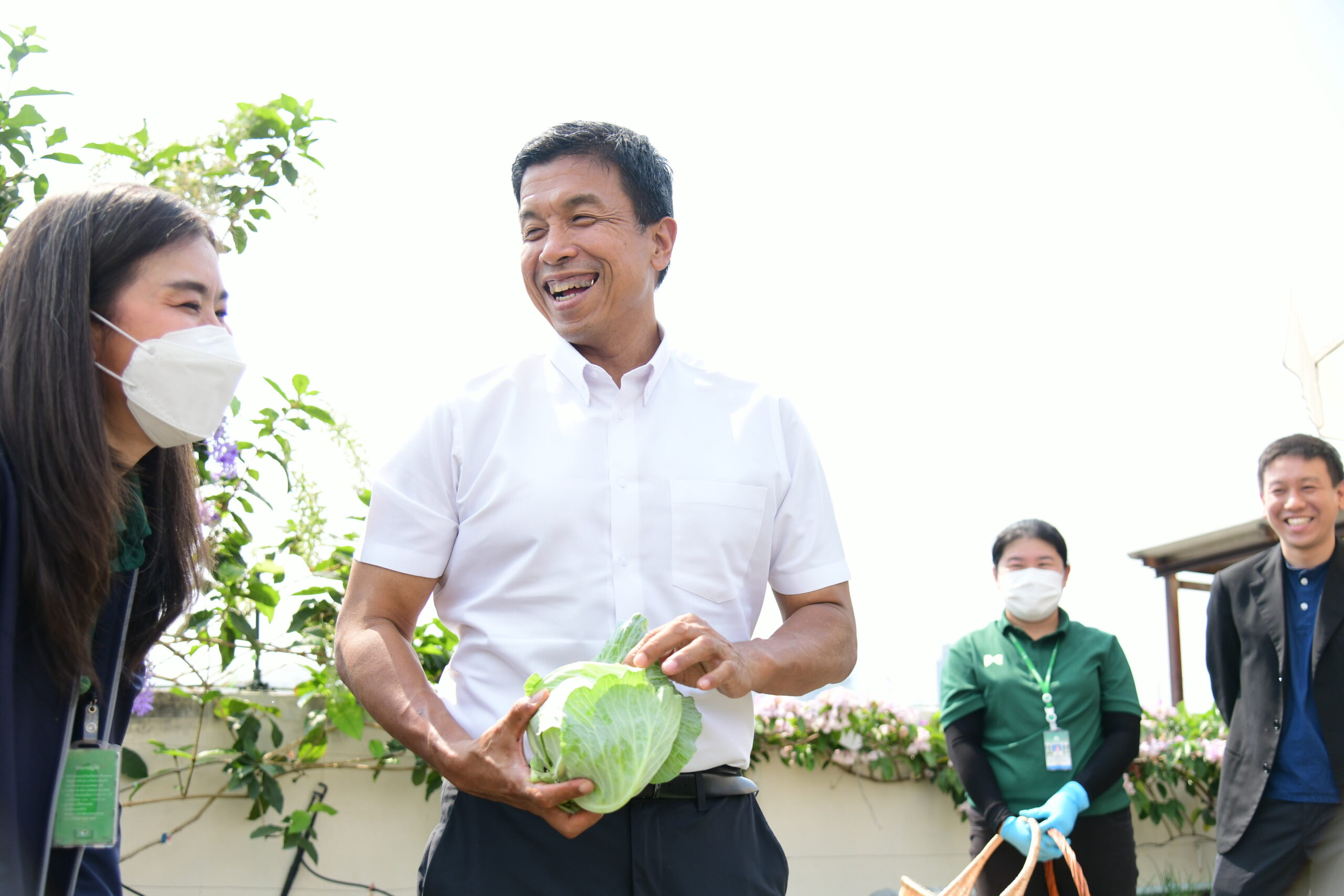 ชัชชาติ พลิกชีวิต “คนไร้บ้าน” ให้เป็นพนักงานดูแลสวนสาธารณะใน กทม.​