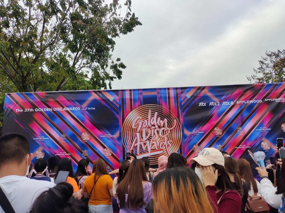 #GDAinBKK ใกล้เริ่มแล้ว! แฟนคลับทยอยเข้างานเต็มสนามราชมังฯ