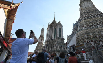 นักท่องเที่ยวกำลังถ่ายภาพพระปรางค์วัดอรุณ
