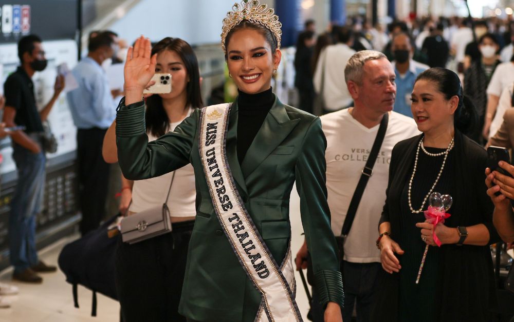 แอนนา เสือ ถึงไทยแล้ว แฟนนางงามต้อนรับที่สุวรรณภูมิจำนวนมาก