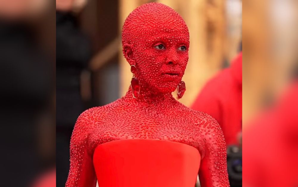 Doja Cat ฮอตใน แฟชั่น โอตกูตูร์ วีก ปารีส ทาสีแดงติดคริสตัลทั่วตัว