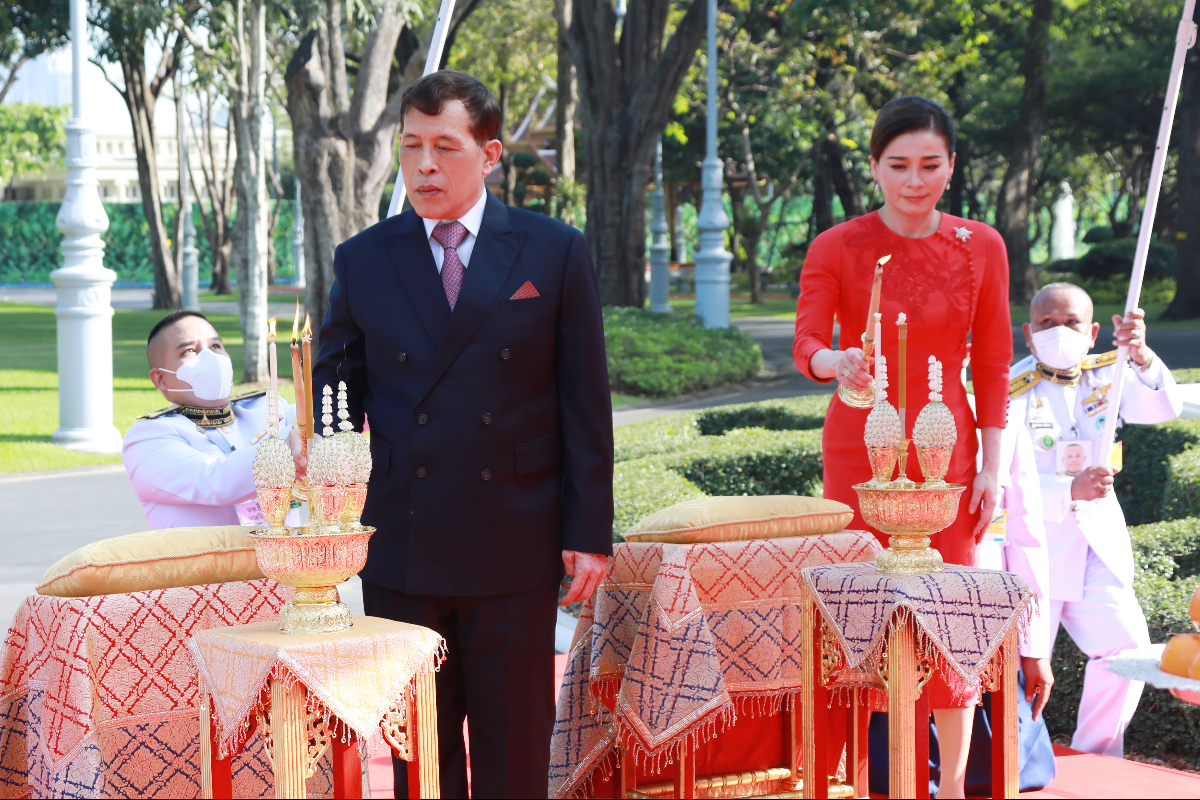 ในหลวง พระราชินี ทรงประกอบพิธีสังเวยพระป้าย เนื่องในเทศกาลตรุษจีน 2566